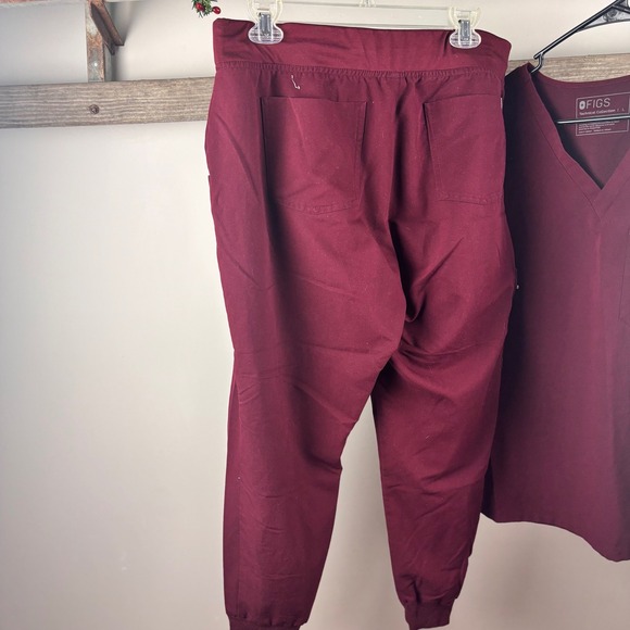 FIGS Technical Collection Burgundy Scrubs Top and Jogger Pants Set Women's Large - Picture 6 of 12